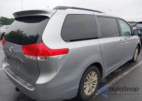 2014 Toyota Sienna Xle V6 8 Passenger z USA, uszkodzony, nr VIN 5TDYK3DC4ES407634